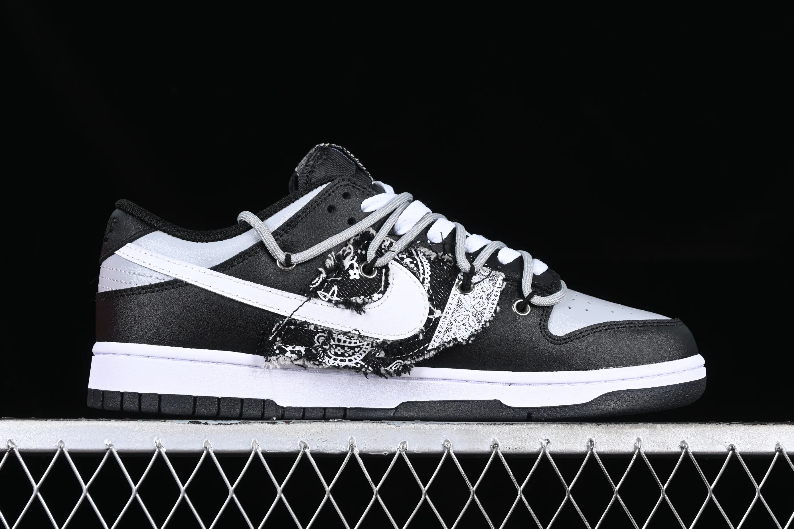 All categories Nk SB Dunk series Nk SB Dunk Low Low-top sneakers Nk Dunk Low Cashew flower graffiti Stitched denim asymmetric deconstruction SB strap low-top casual sneakers DV0831-002